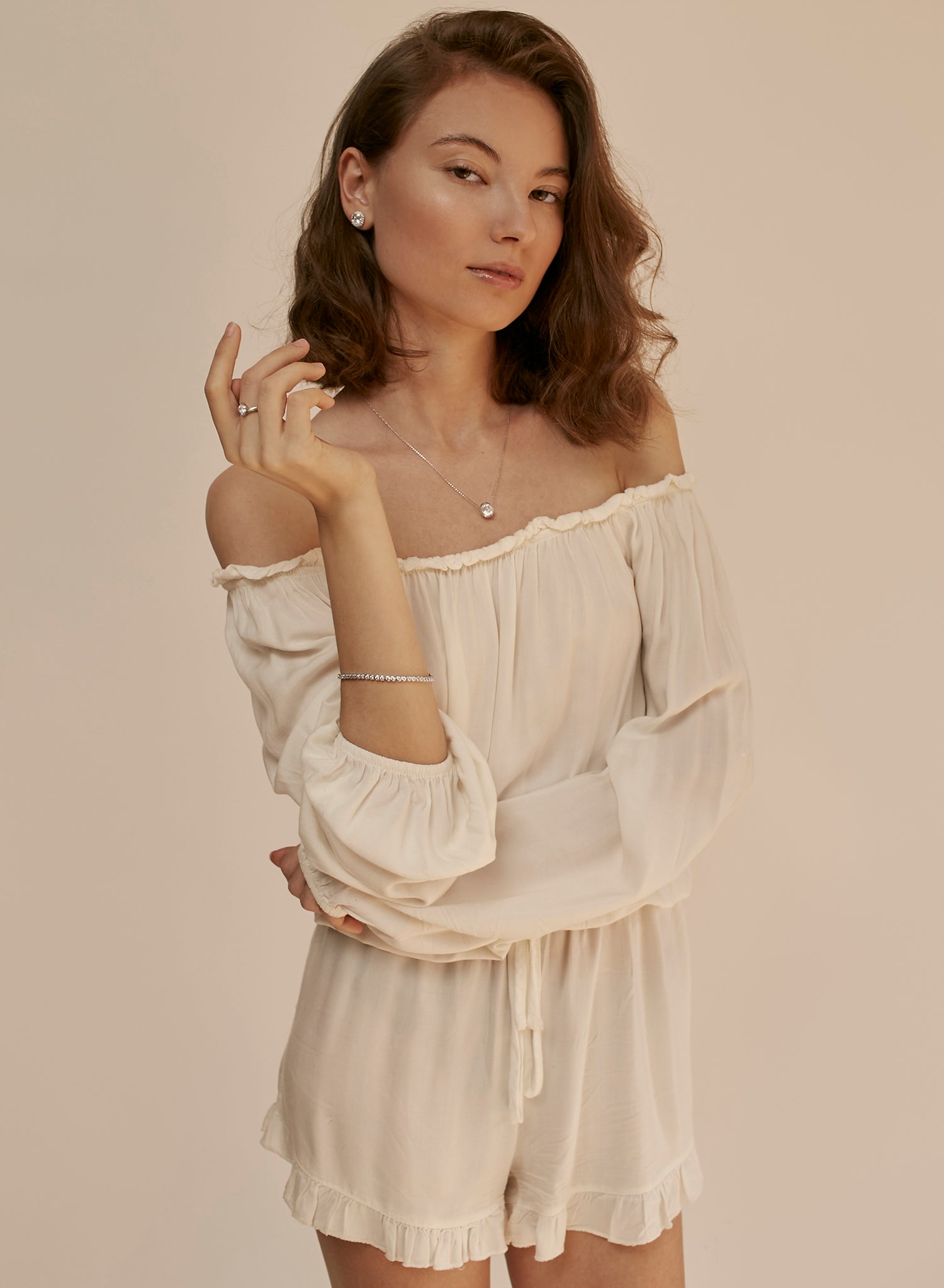 Anillo solitario de plata diseño arqueado con cuarzo adamantino