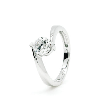 Anillo solitario de plata diseño arqueado con cuarzo adamantino