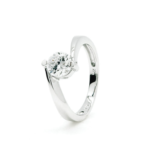 Anillo solitario de plata diseño arqueado con cuarzo adamantino