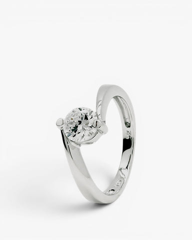 Anillo solitario de plata diseño arqueado con cuarzo adamantino