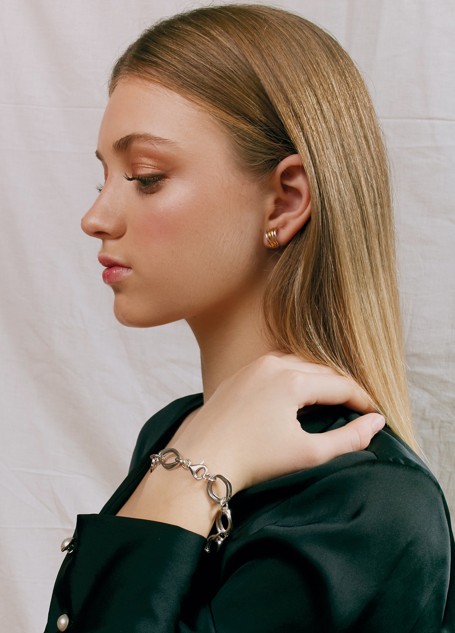 Pendientes bicolor diseño lineal simétrico con cierre omega