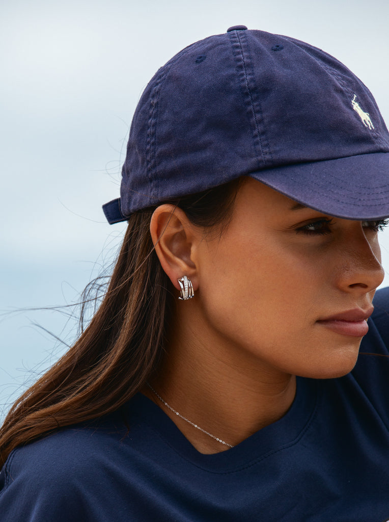 Boucles d'oreilles à fermoir Omega avec design à canal diagonal et zircone cubique