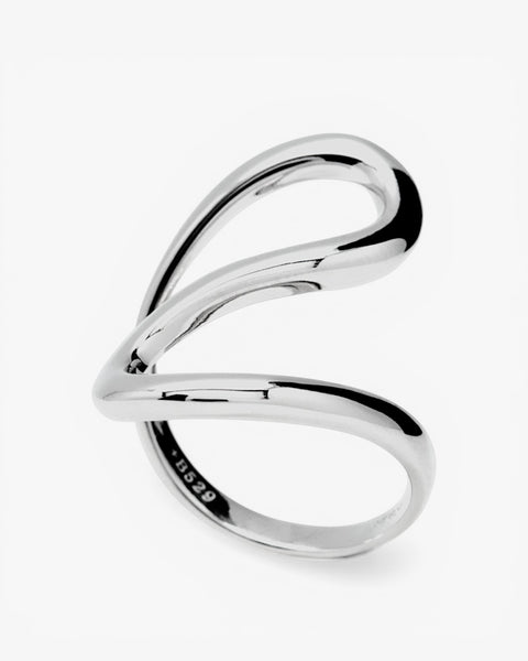 Bague ondulée au design fin et irrégulier en argent lisse