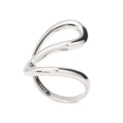 Anillo ola con diseño fino e irregular de plata lisa