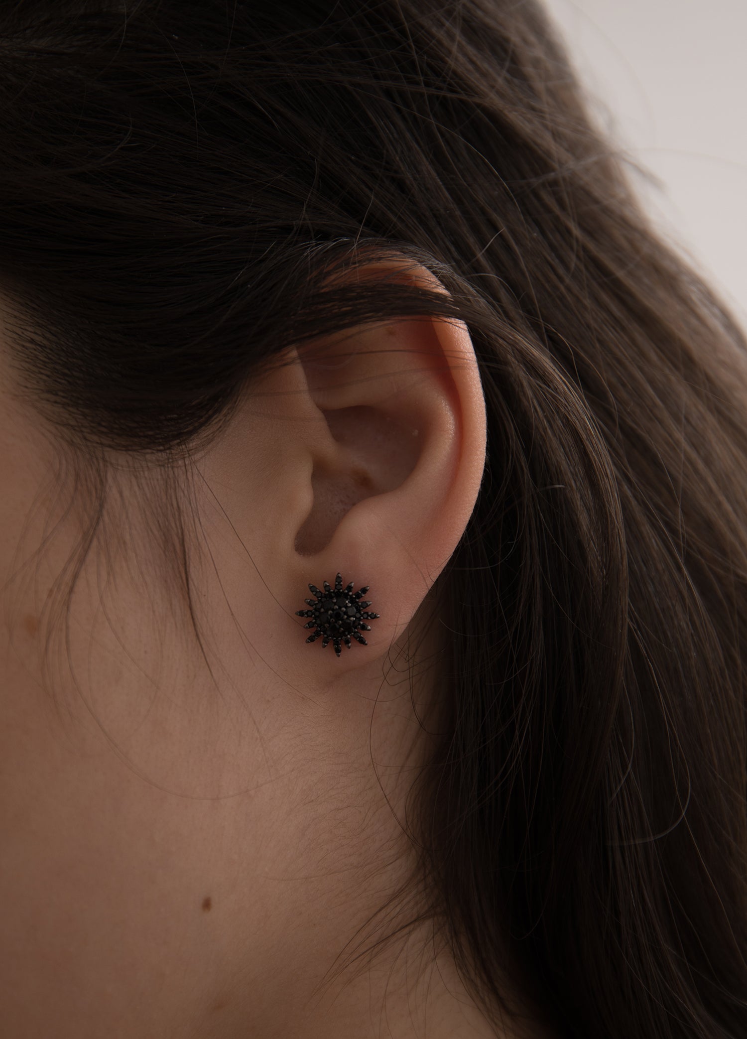 Pendientes brillantes pequeños diseño solar bañados en rutenio