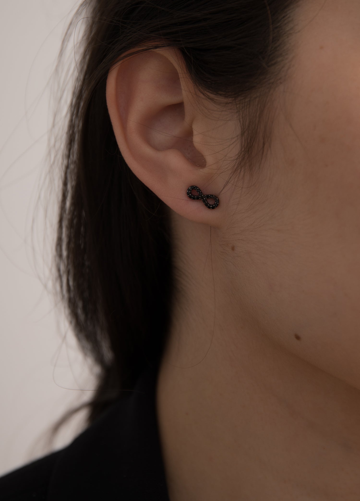 Petites boucles d'oreilles brillantes plaquées ruthénium avec un motif infini