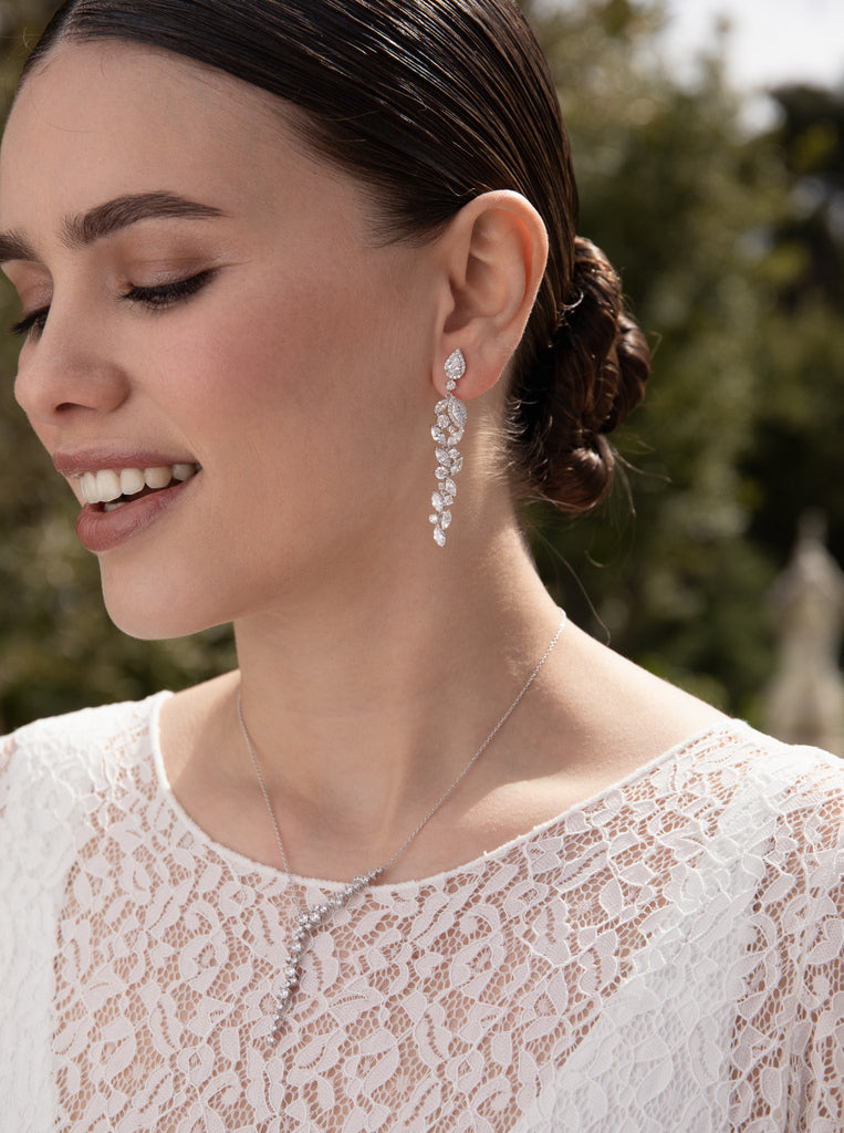 Pendientes largos brillantes novia plata diseño floral