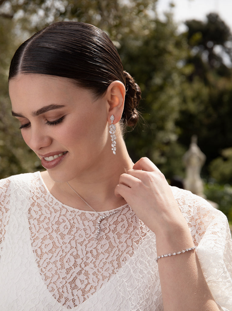 Pendientes largos brillantes novia plata diseño floral