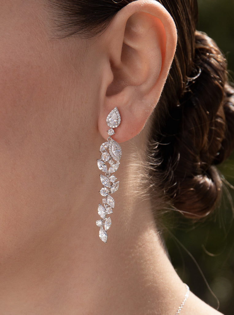 Pendientes largos brillantes novia plata diseño floral