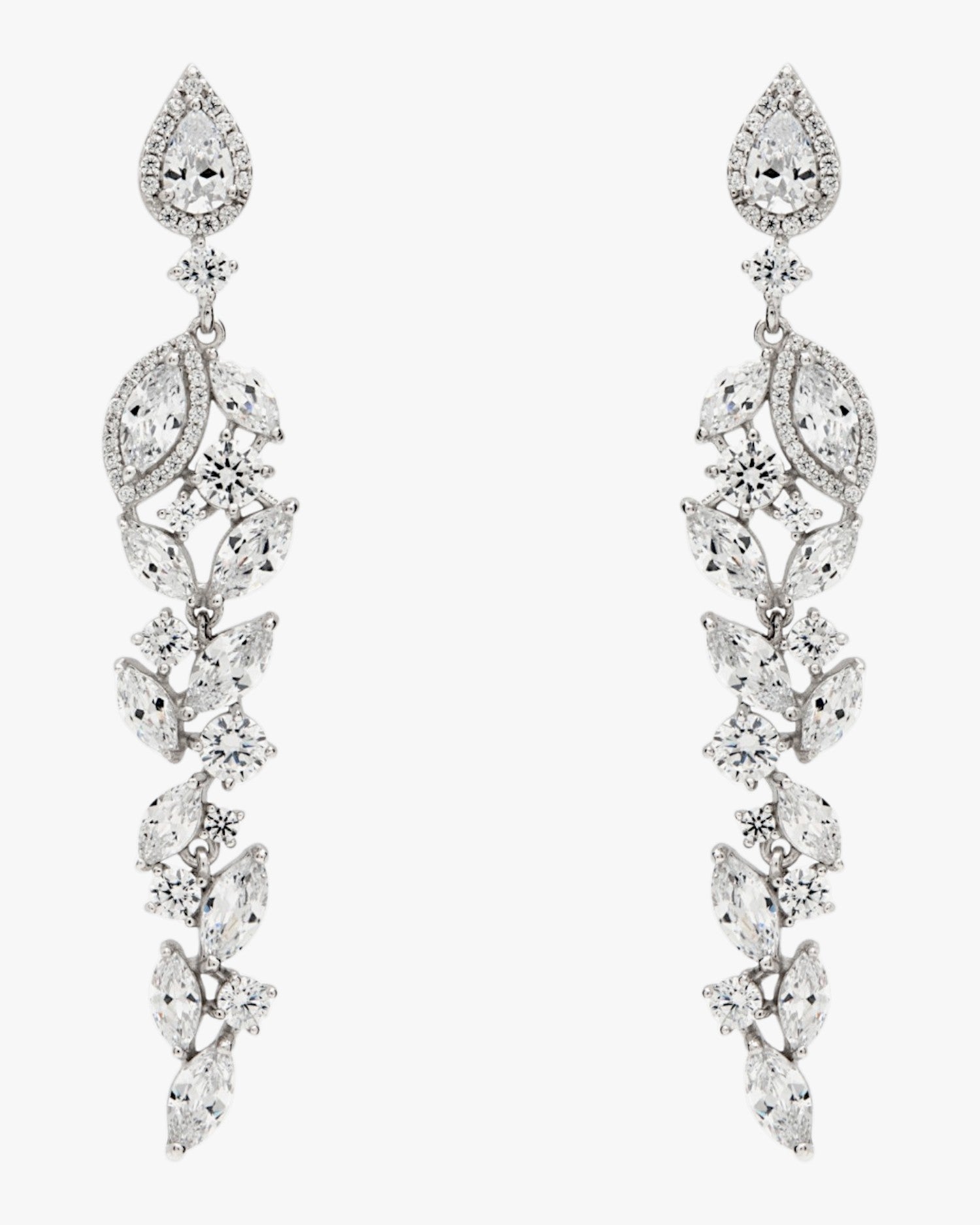 Longues boucles d'oreilles de mariée en argent étincelant, ornées d'un motif floral.