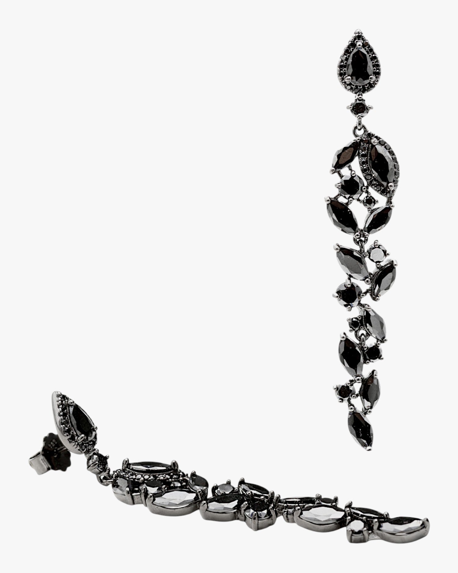 Longues boucles d'oreilles de mariée étincelantes en argent ruthénium à motif floral