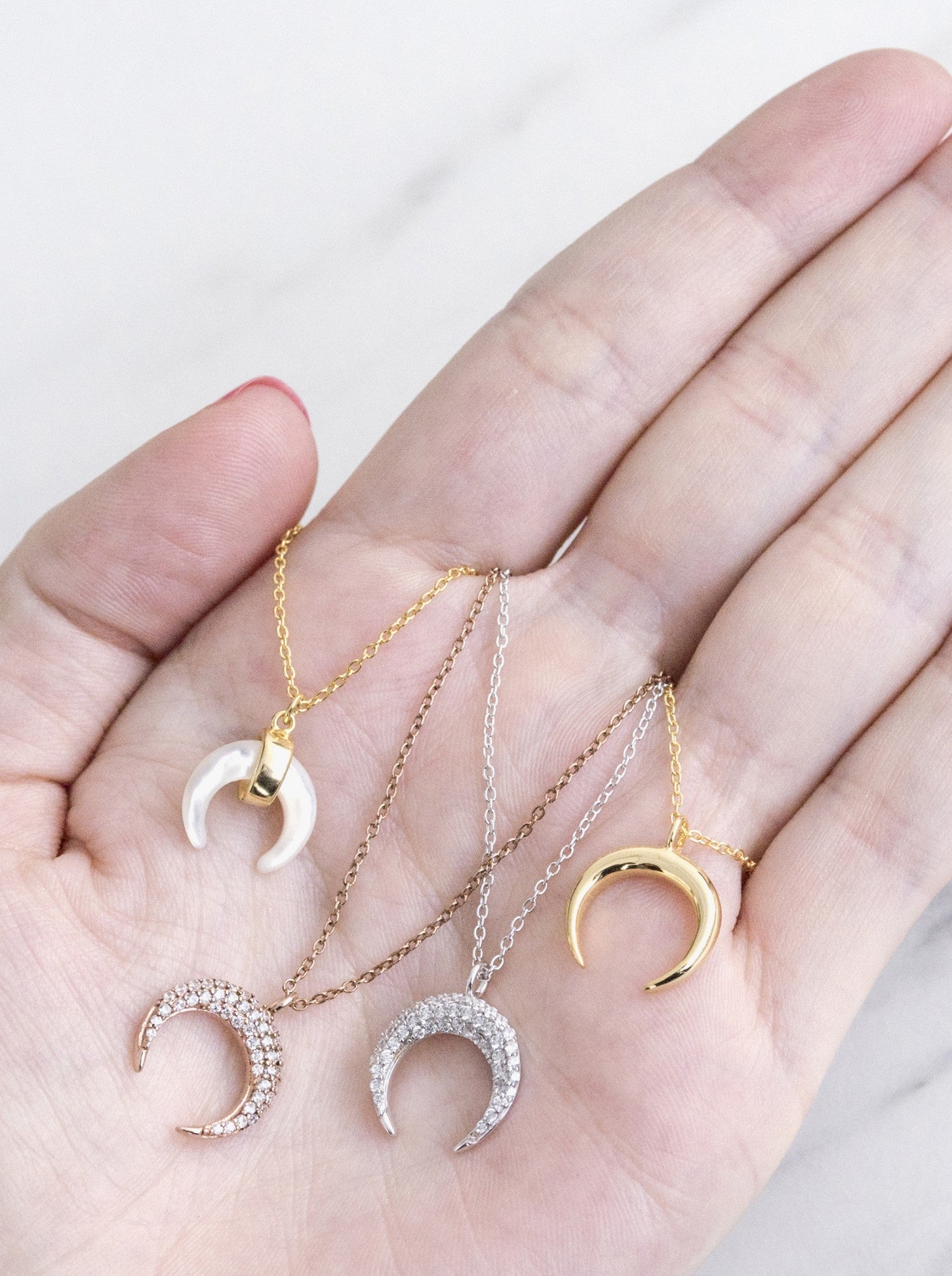 Petits pendentifs, motif corne, plaqués or