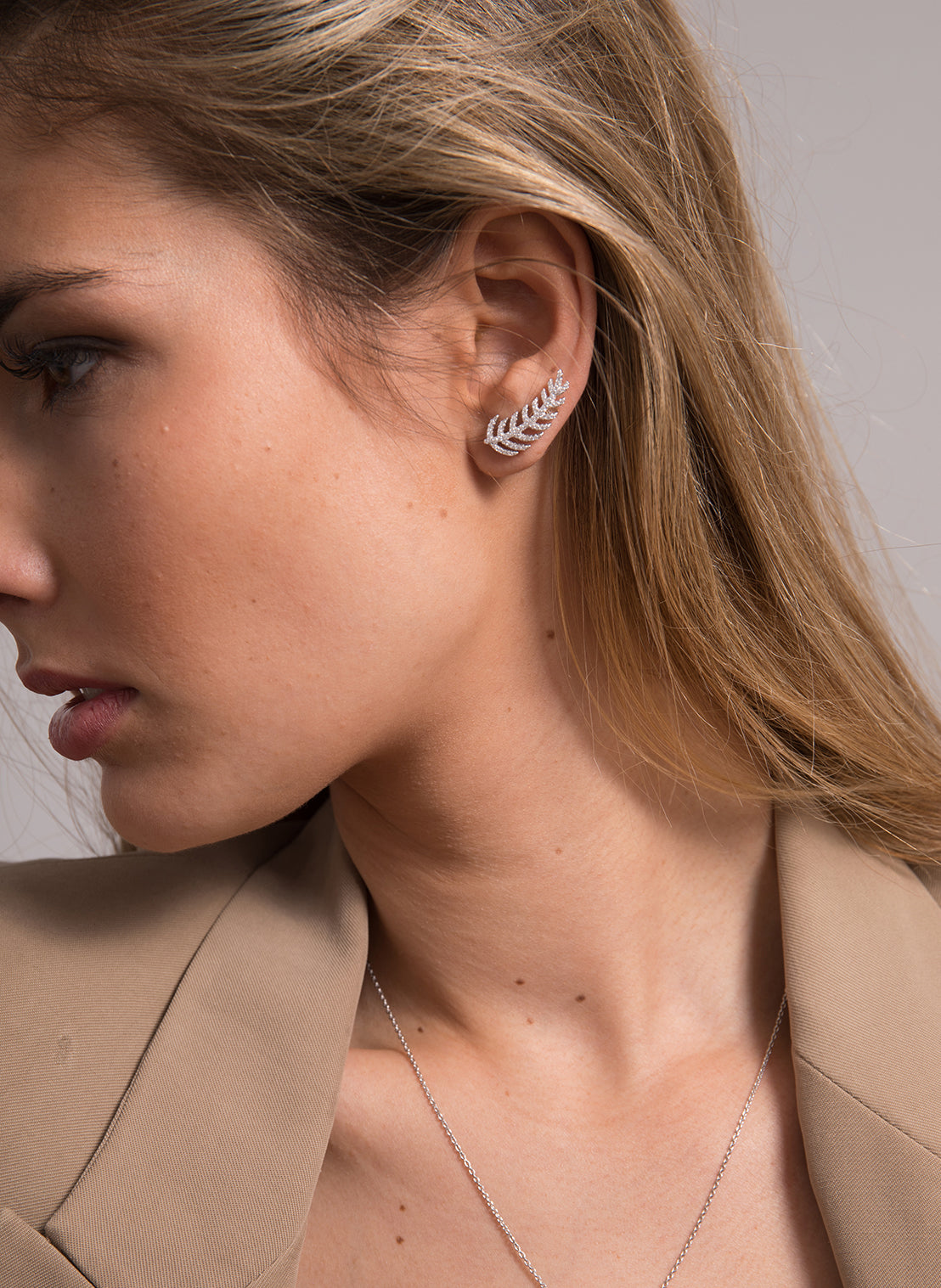 Pendientes trepadores diseño hoja con circonitas