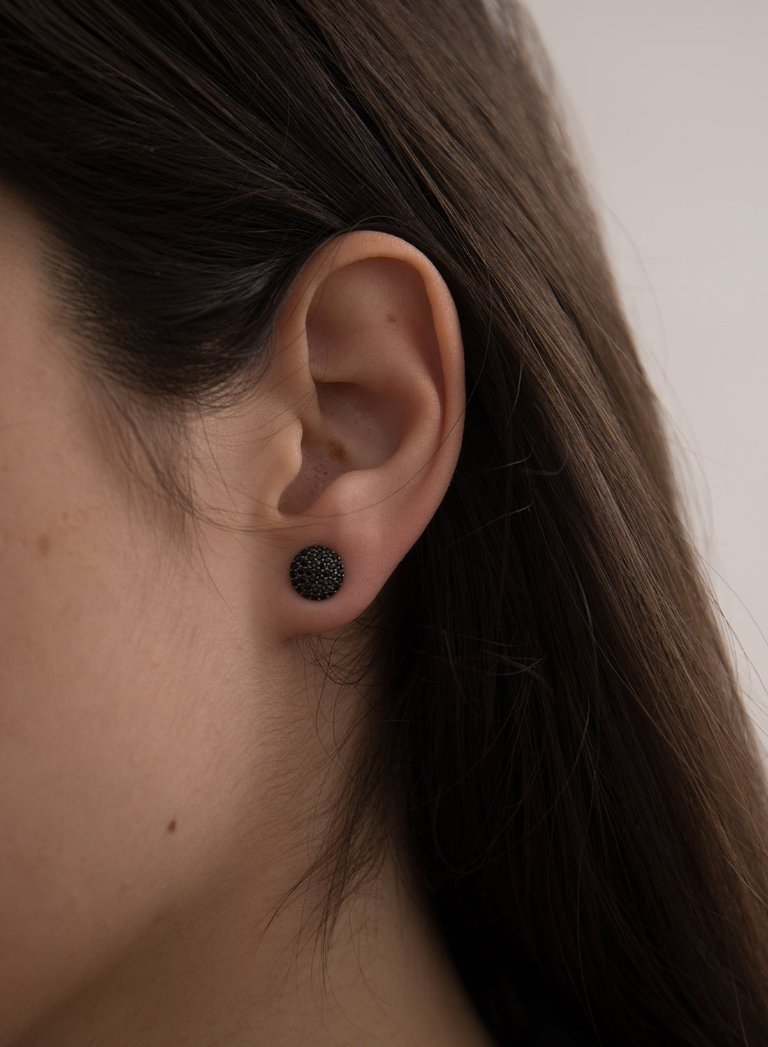 Pendientes brillantes pequeños motivo círculo con baño de rutenio