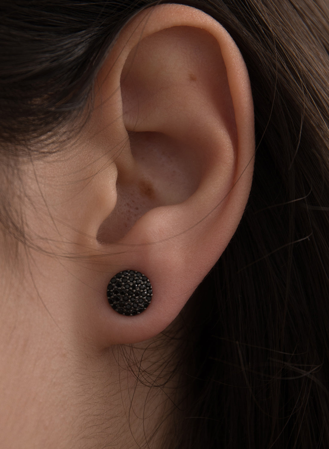 Pendientes brillantes pequeños motivo círculo con baño de rutenio