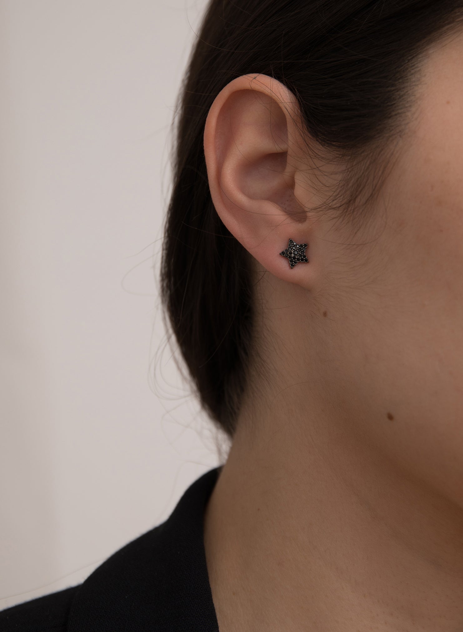 Pendientes brillantes pequeños motivo estrella y baño de rutenio