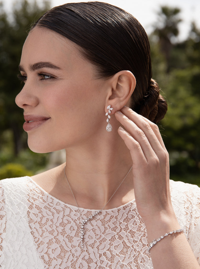 Pendientes largos novia diseño pétalos y lágrima final