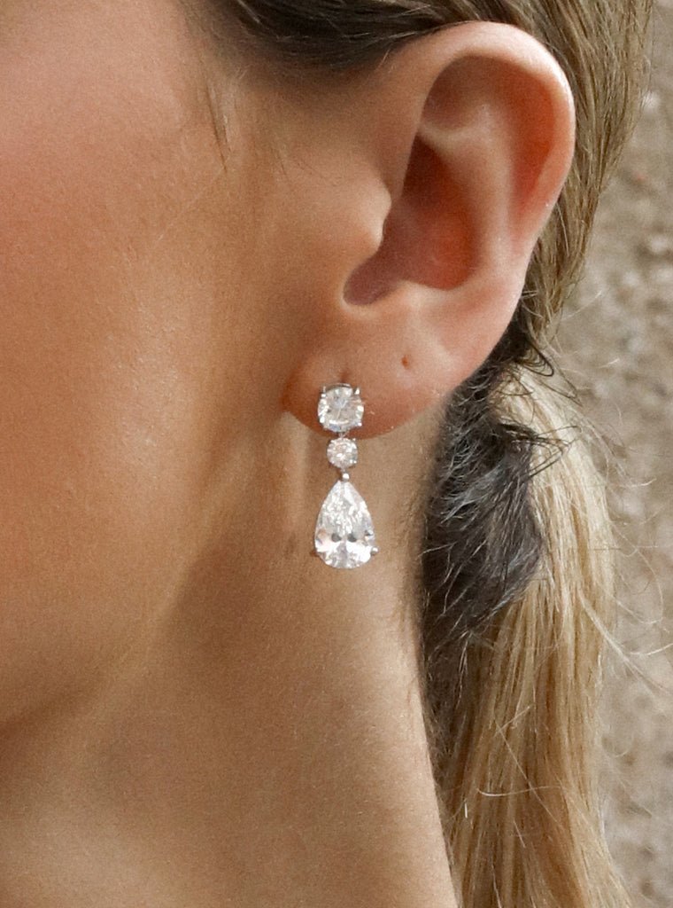 Petites boucles d'oreilles de mariage monochromes avec pierres de zirconium