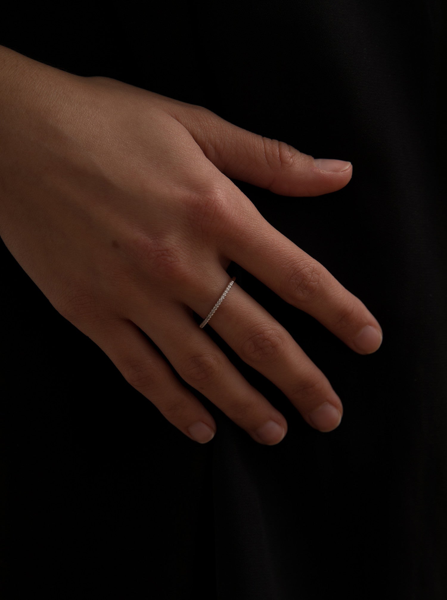 Anillos finos de plata con diseño de circonita