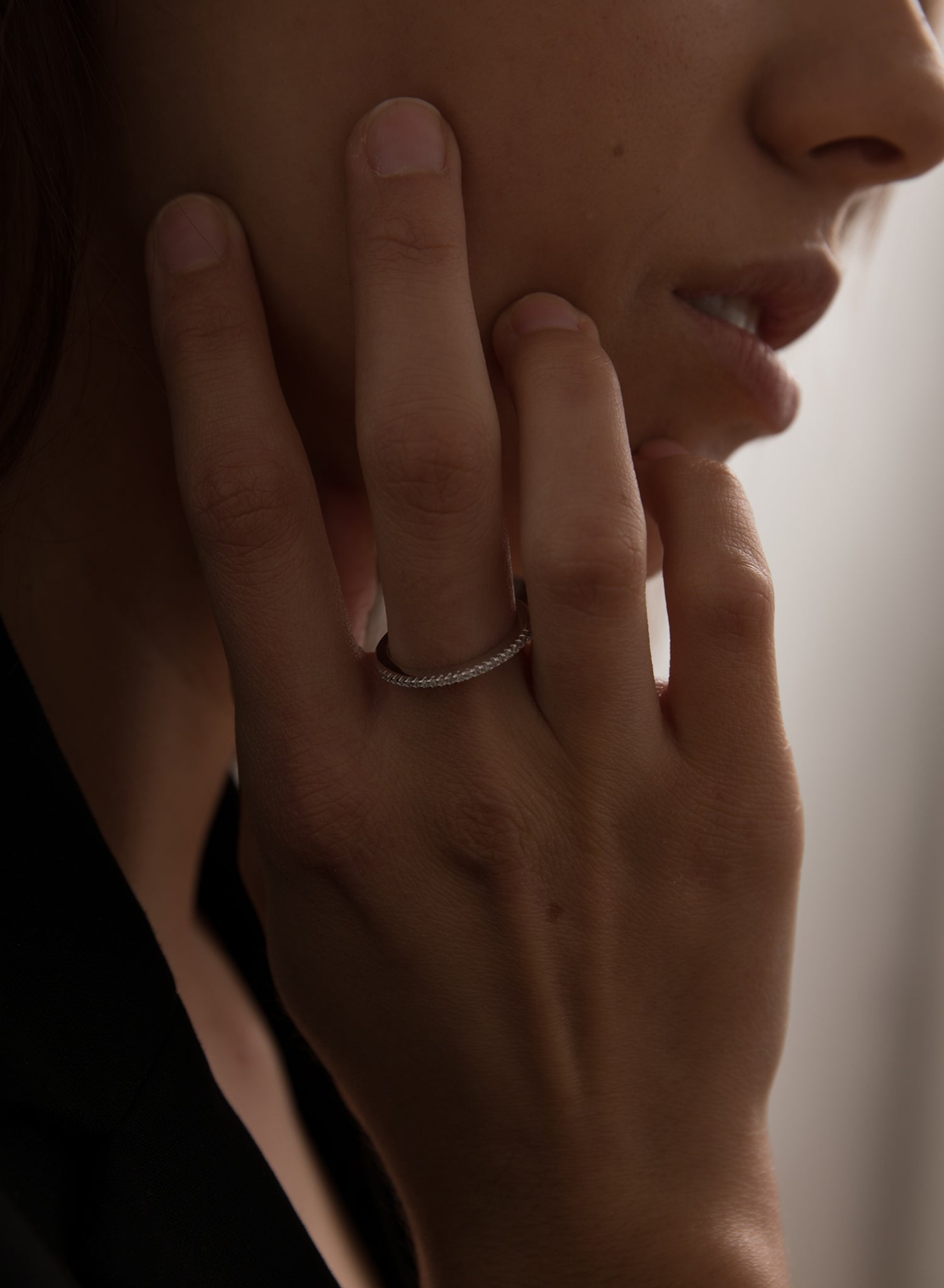 Anillos finos de plata con diseño de circonita