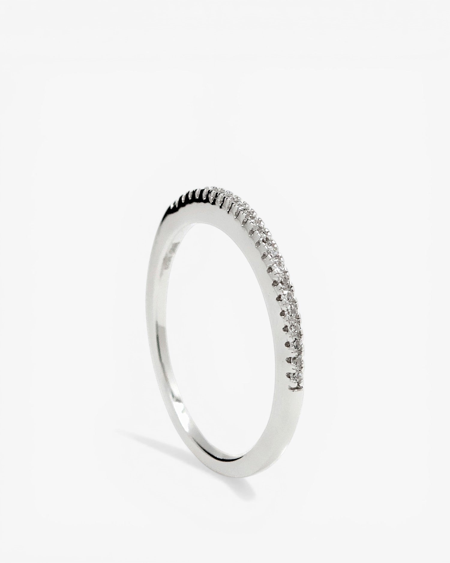 Anillos finos de plata con diseño de circonita