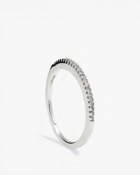 Anillos finos de plata con diseño de circonita