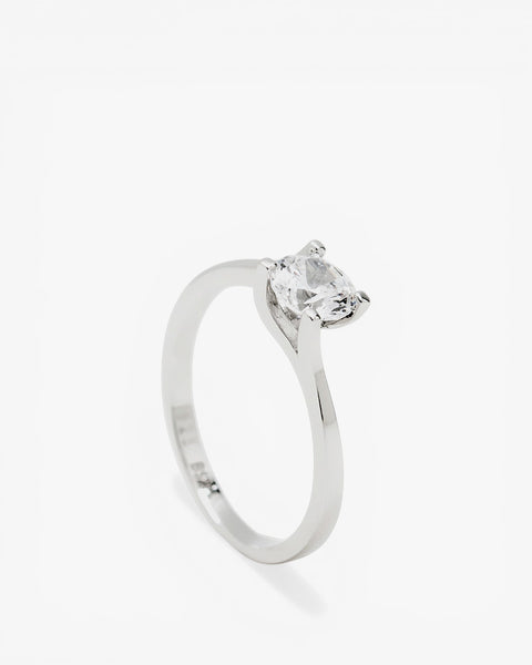 Bague de fiançailles en argent massif avec un zircon cubique central.