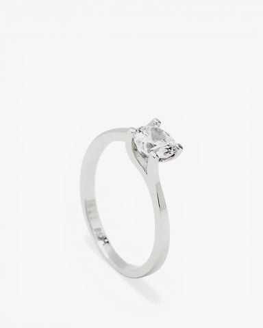 Anillo de compromiso diseño de plata lisa y circonita central