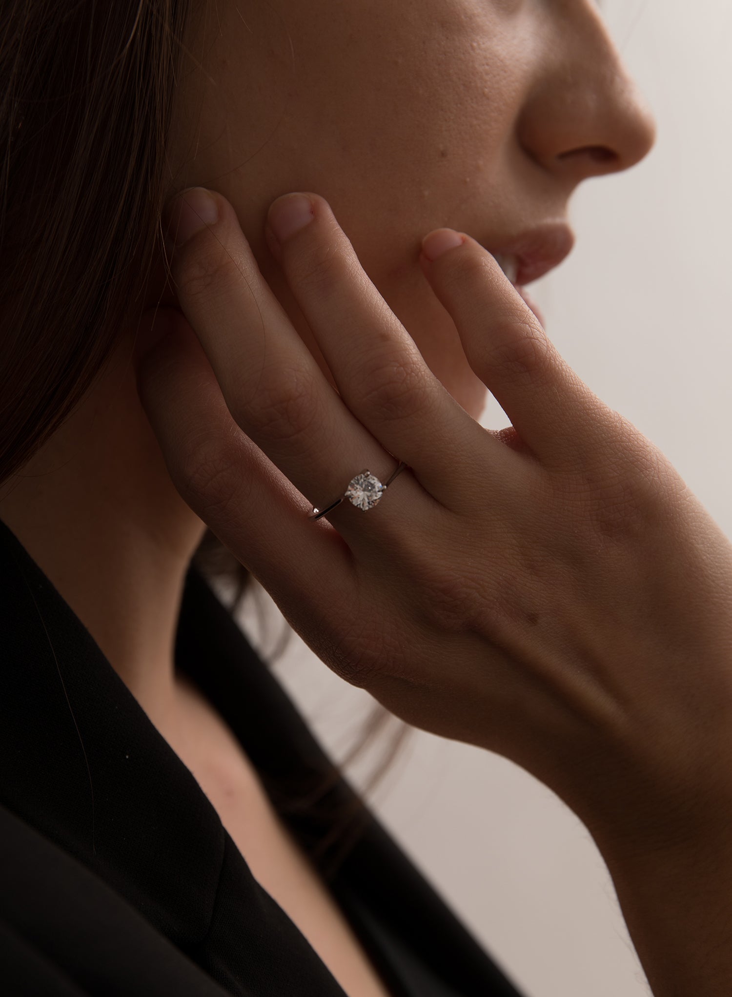 Bague de fiançailles en argent massif avec un zircon cubique central.
