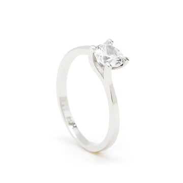 Anillo de compromiso diseño de plata lisa y circonita central