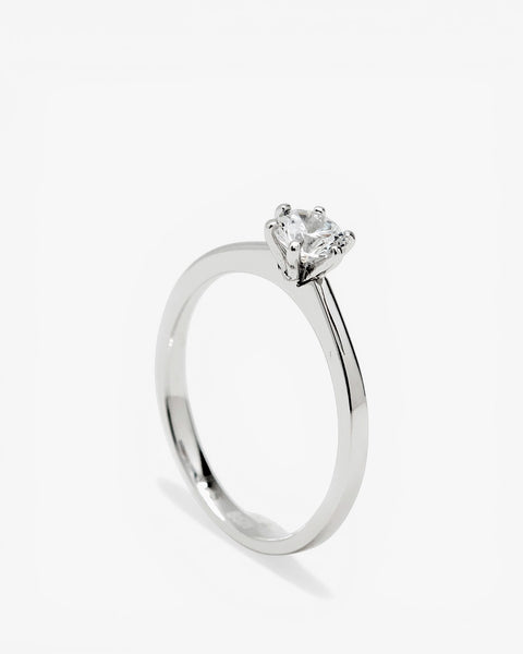 Bague solitaire en argent au design classique