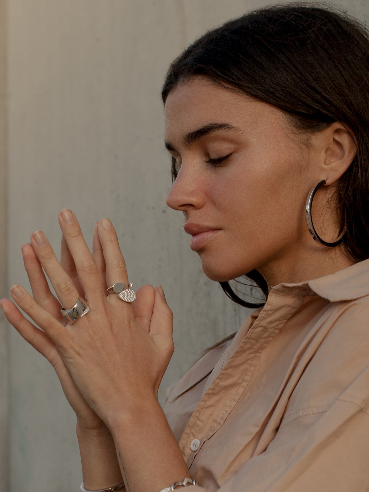 Anillos anchos diseño de bandas gruesas y circonitas