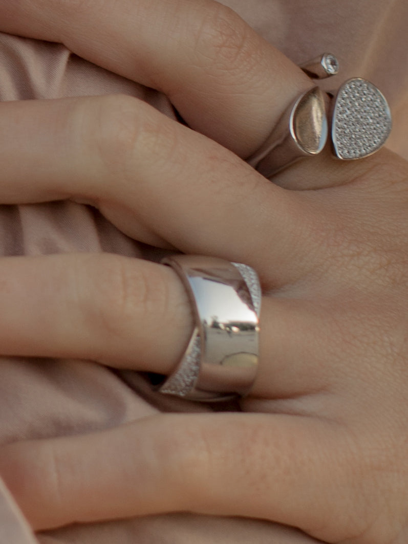 Anillos anchos diseño de bandas gruesas y circonitas