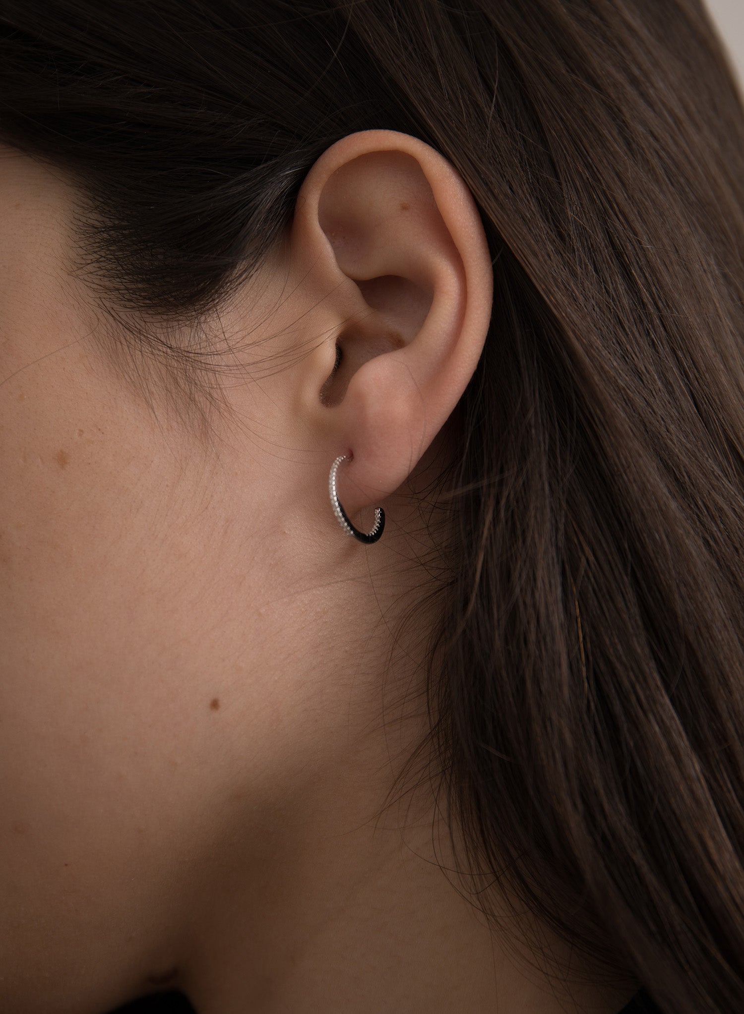 Mini boucles d'oreilles créoles argentées serties de zirconiums blancs, petit modèle