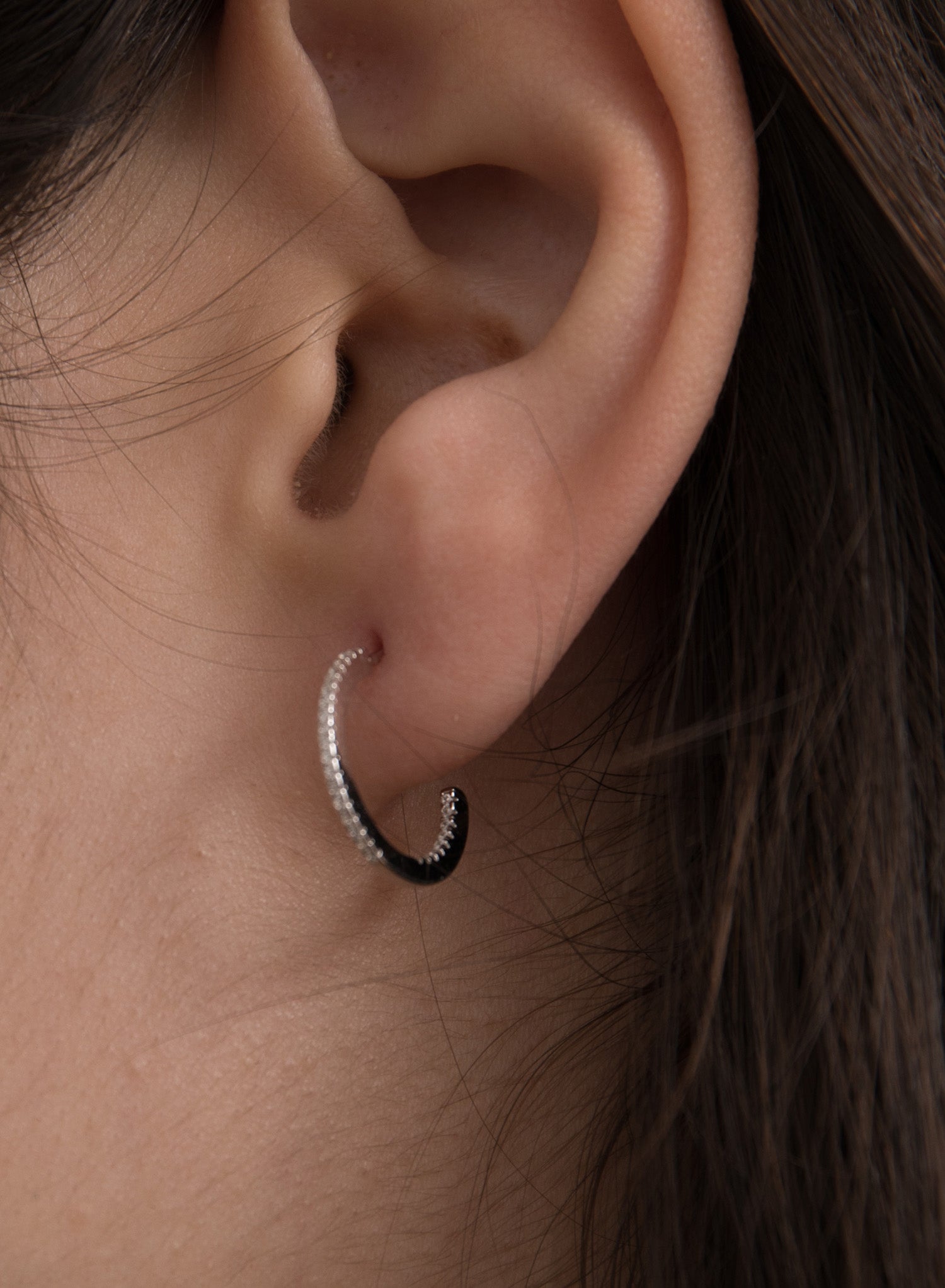 Mini boucles d'oreilles créoles argentées serties de zirconiums blancs, petit modèle