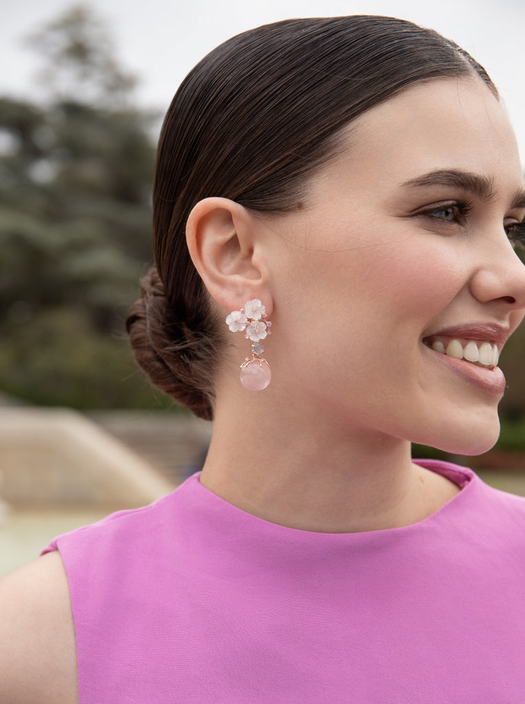 Pendientes de piedra natural diseño floral tono cuarzo rosa