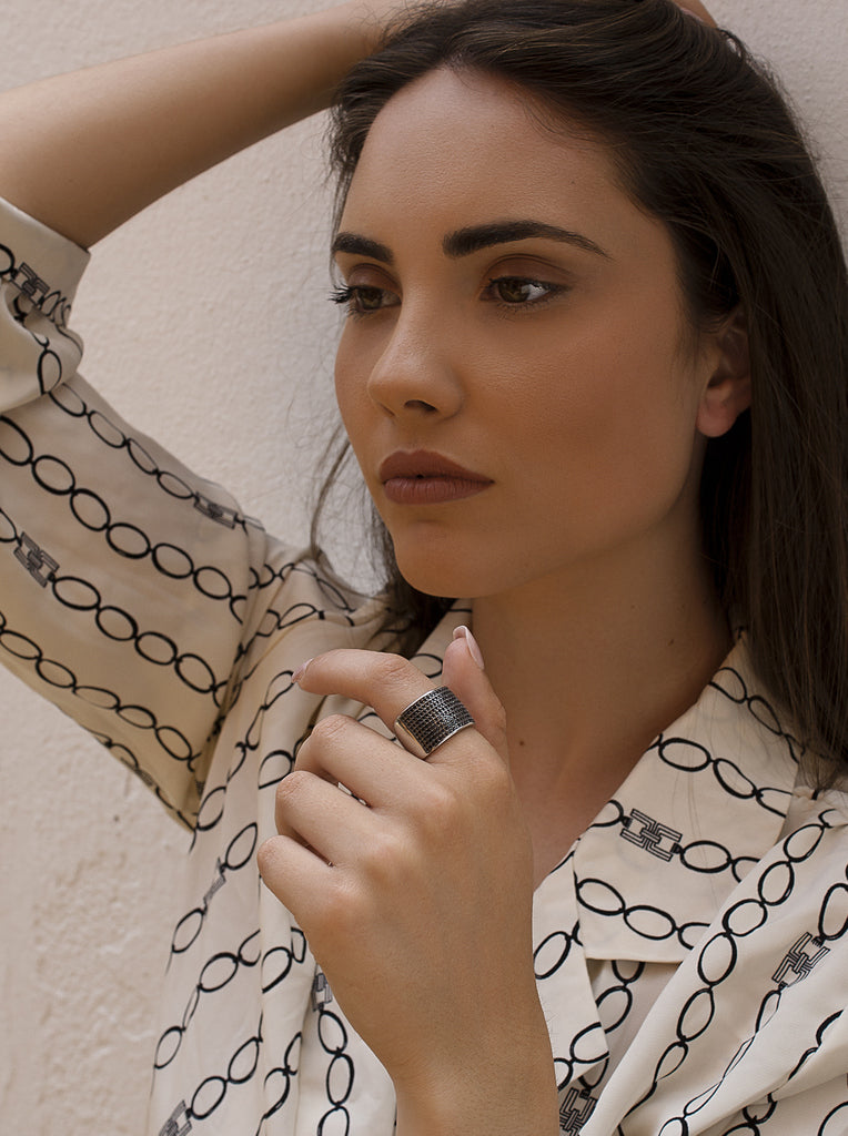 Bagues larges serties de zirconiums cubiques.