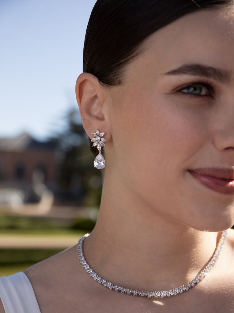 Pendientes de novia de plata pequeños festivos con diseño floral