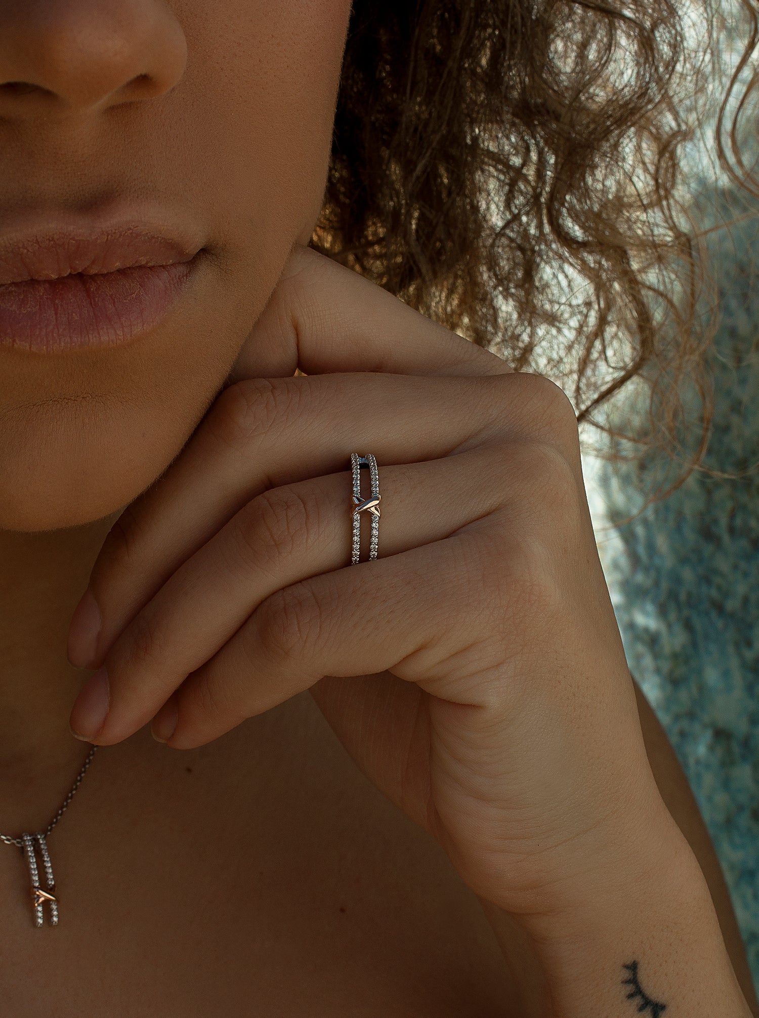 Anillos circonitas diseño de doble carril y grapa bicolor
