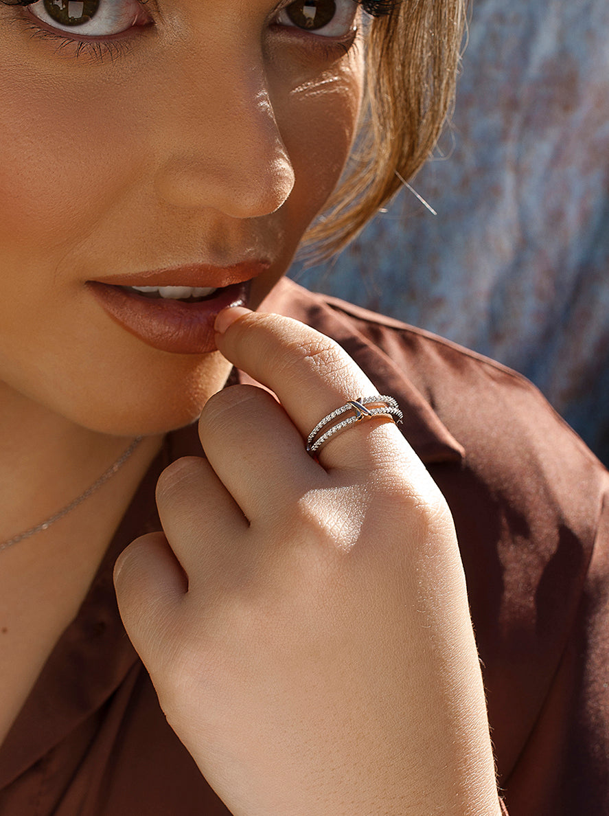 Anillos circonitas diseño de doble carril y grapa bicolor