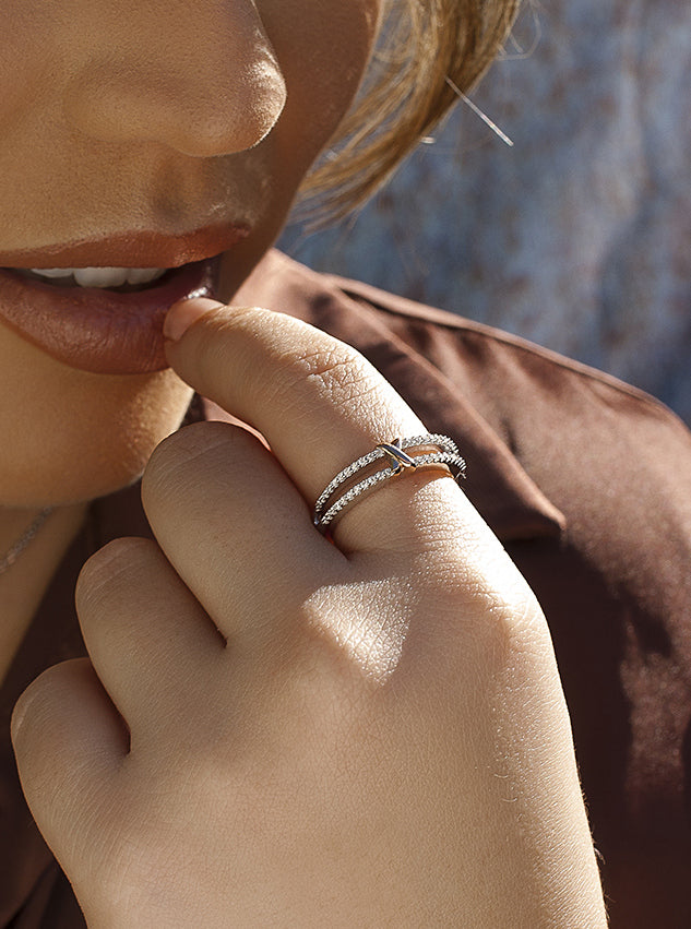 Anillos circonitas diseño de doble carril y grapa bicolor