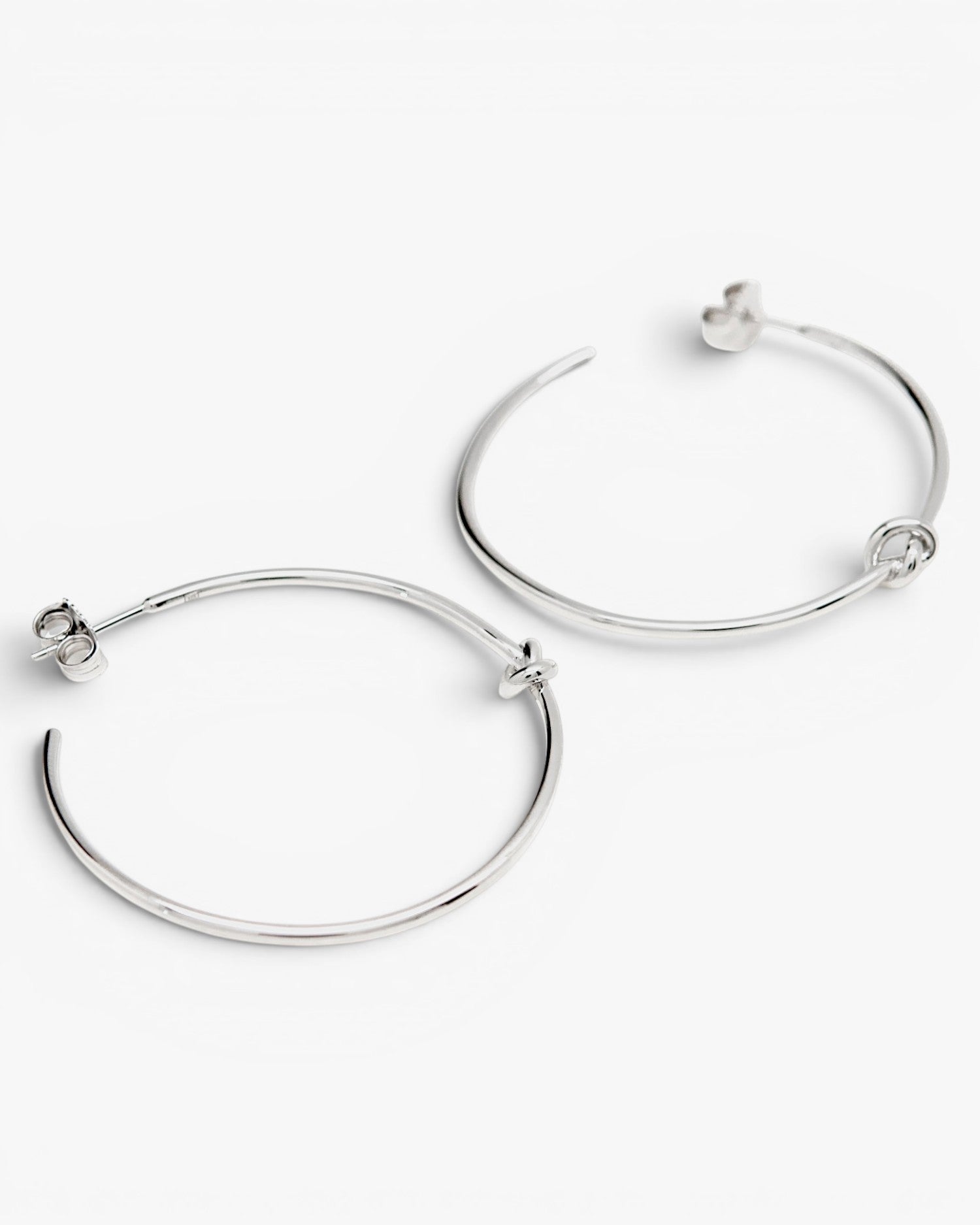 Pendientes aros grandes detalle de nudo y plata lisa