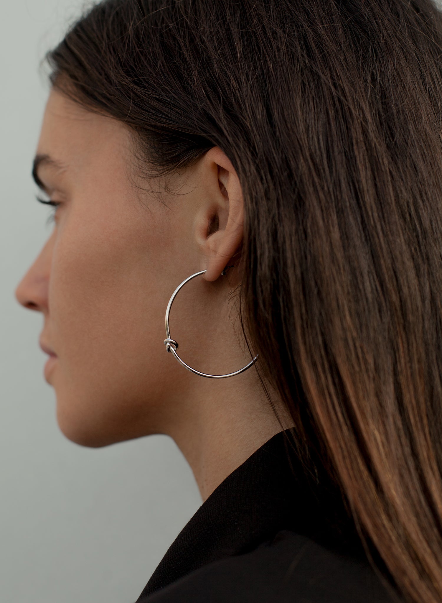Pendientes aros grandes detalle de nudo y plata lisa