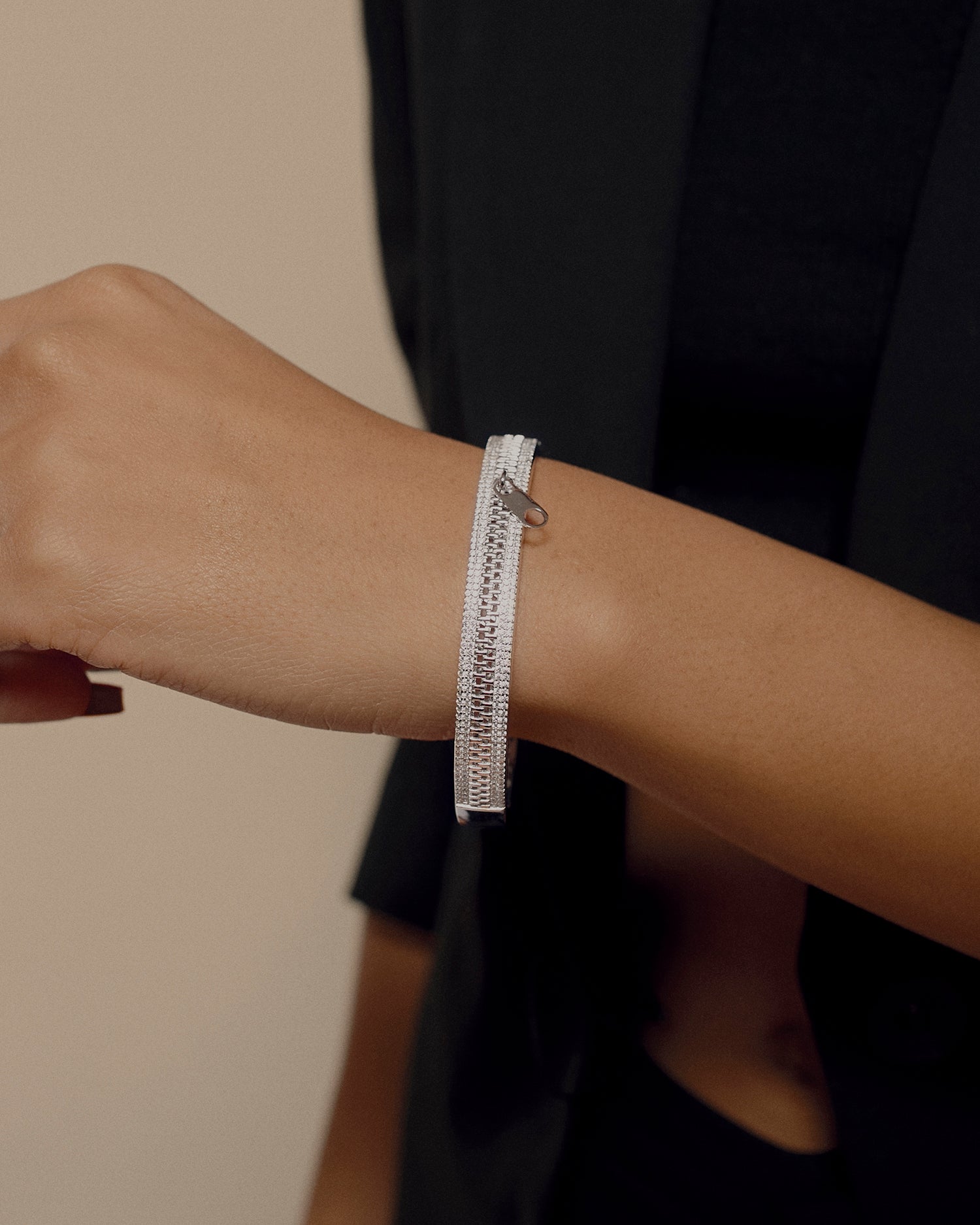 Pulsera esclava de plata diseño cremallera y circonita