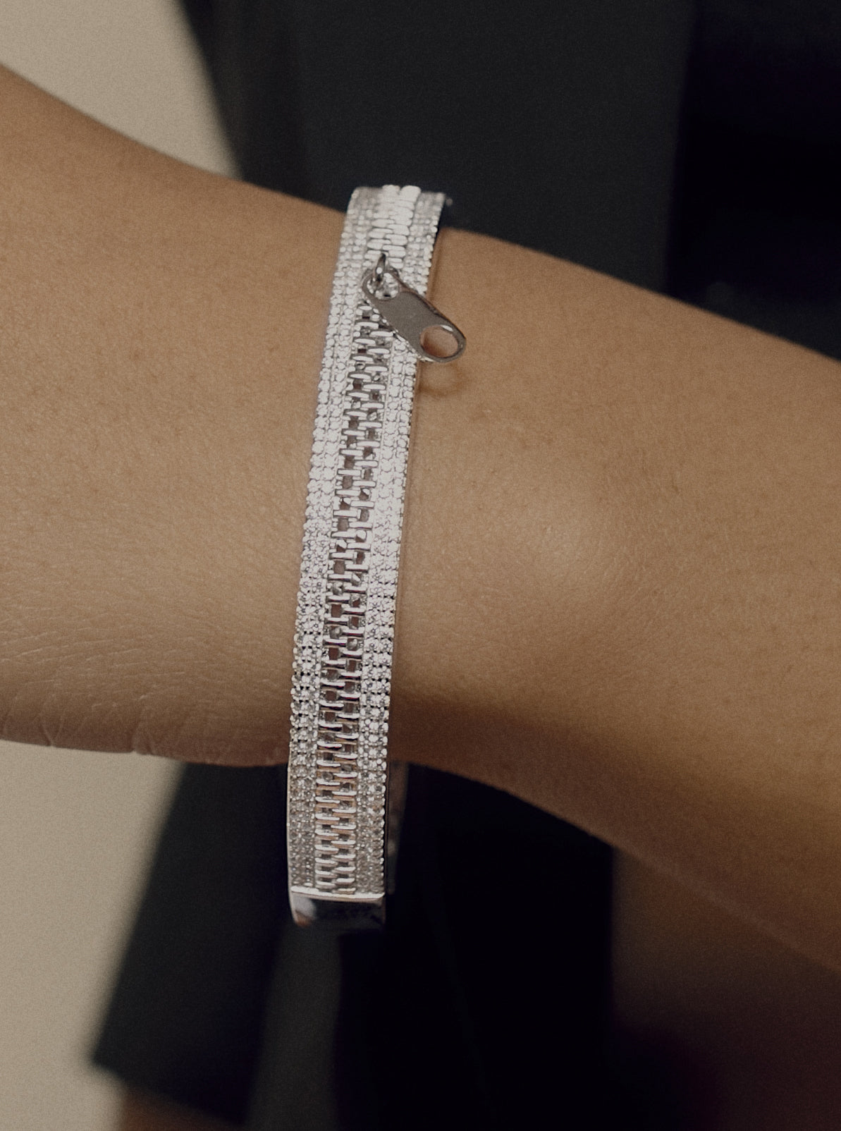 Pulsera esclava de plata diseño cremallera y circonita