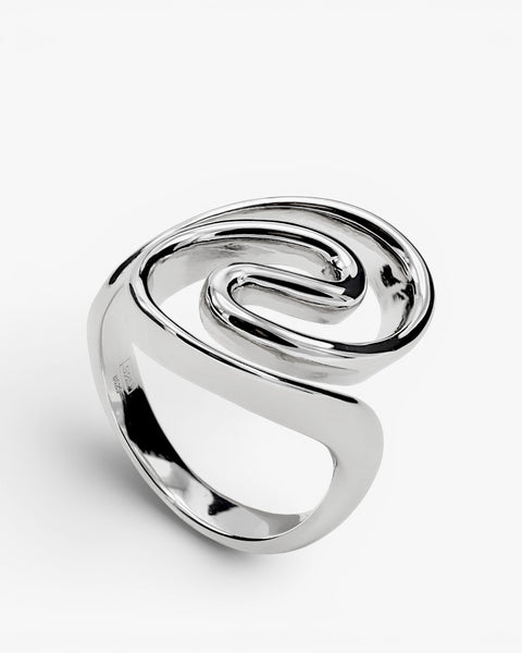 Anillos de diseño líquido con curvas y ancho