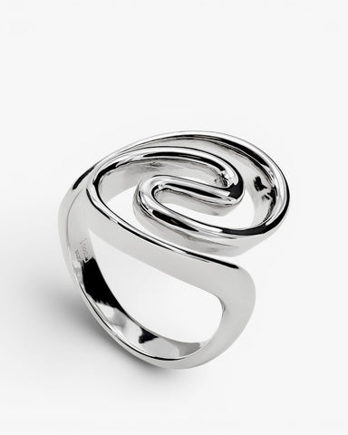 Anillos de diseño líquido con curvas y ancho