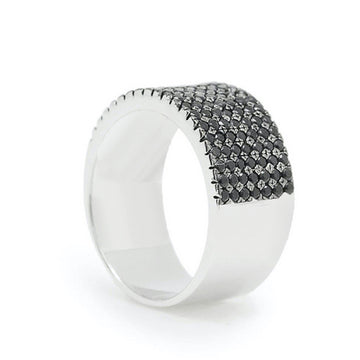 Anillos circonitas en tono negro y diseño ancho