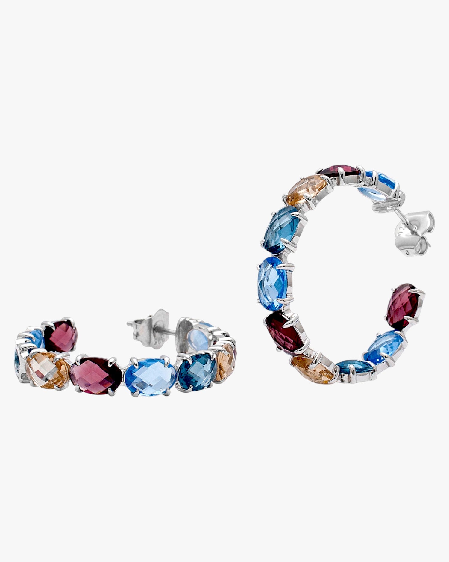Boucles d'oreilles créoles ornées de pierres précieuses aux tons froids