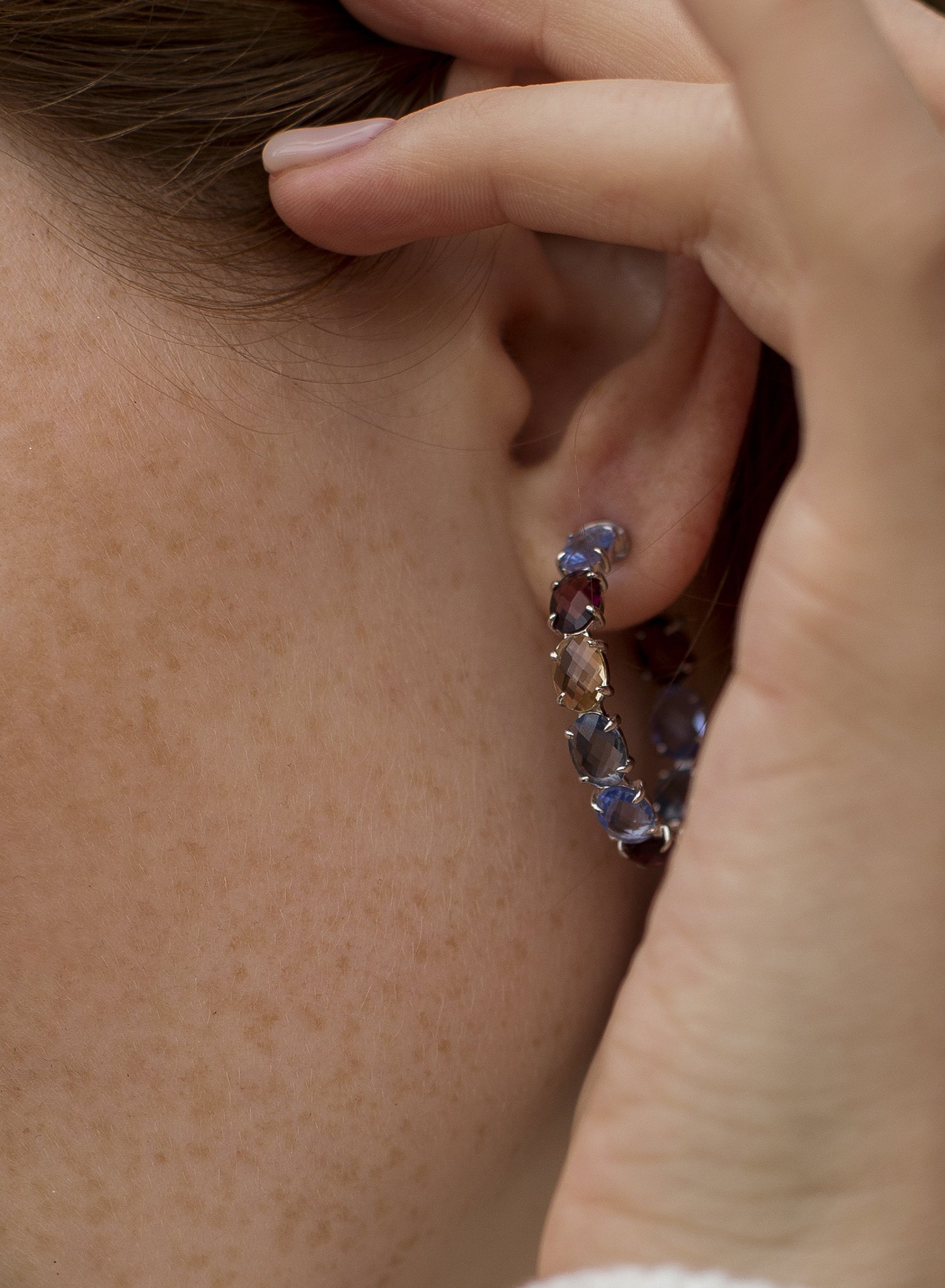 Boucles d'oreilles créoles ornées de pierres précieuses aux tons froids